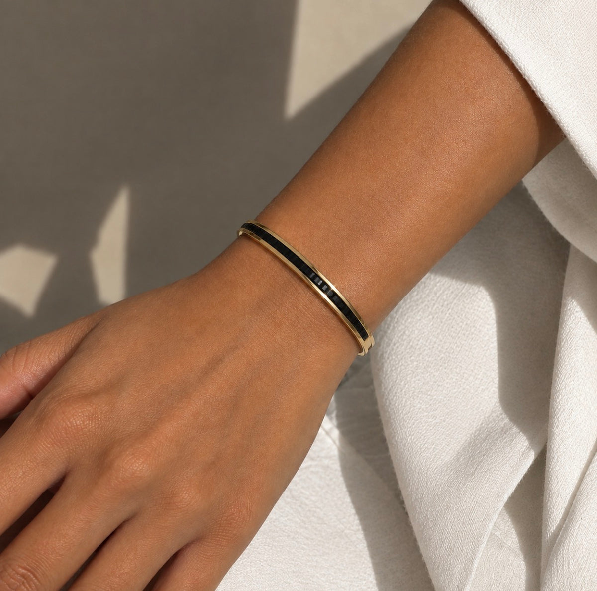 Noir Crystal Armreif – Gold