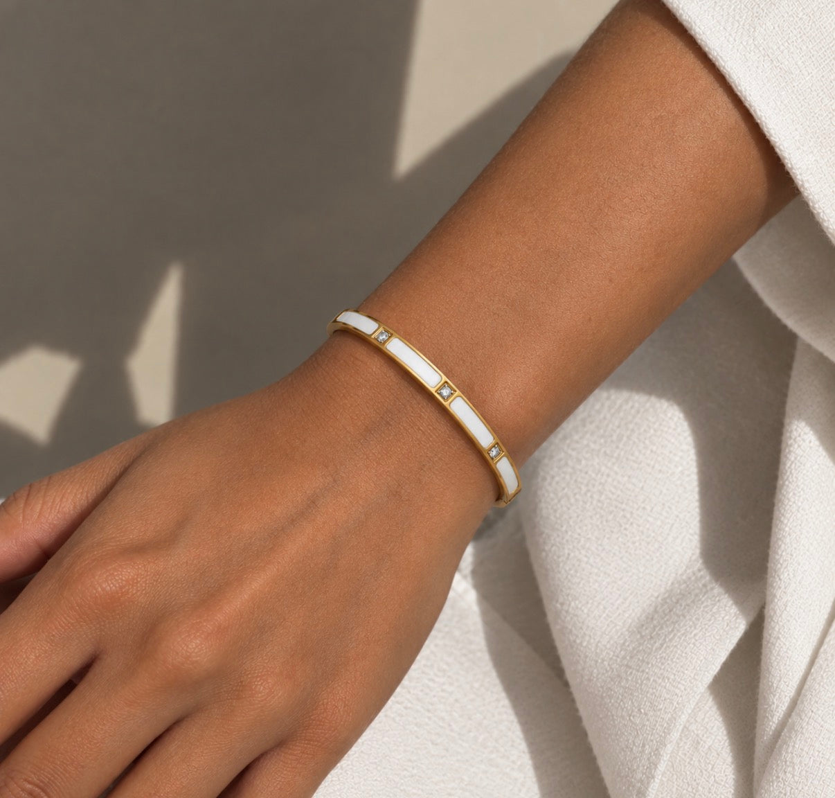 Lumière Blanc Armreif – Gold