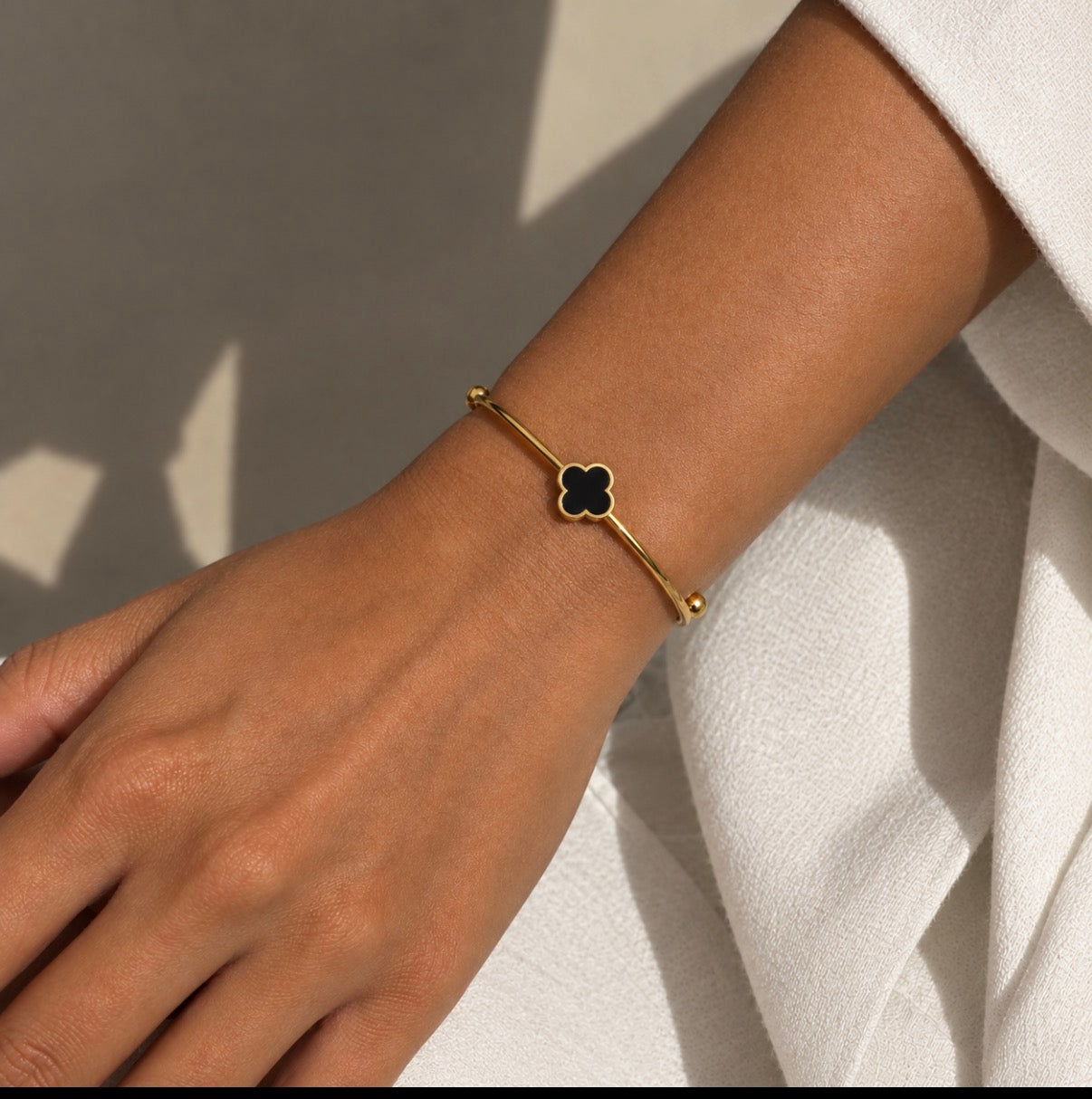 Noir Clover Armreif – Gold